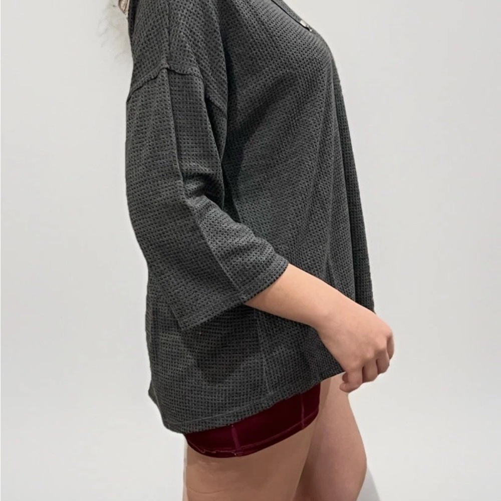 Zenana black waffle knit exposed seam 2/4 length b-neck blouse sz Small - Picture 2 of 3